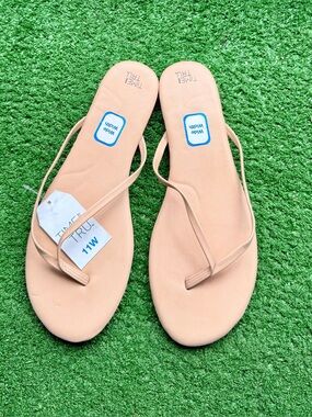 Time and Tru NWT Nude Beige Minimalist Thong Sandals Wide Width Women's US 11W